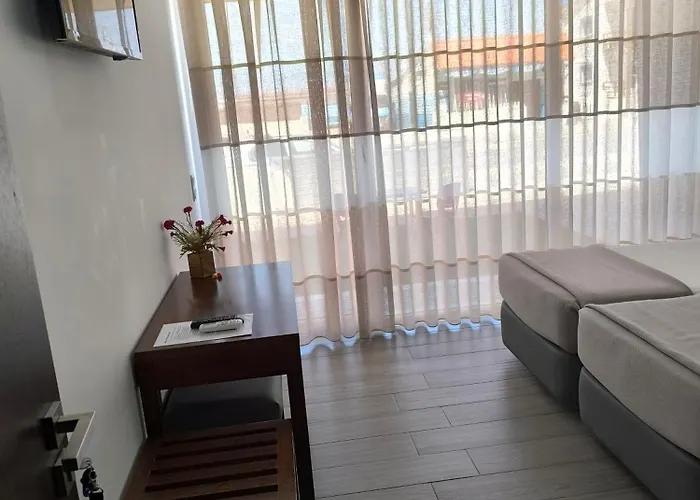 4 Surf בית הארחה 4*